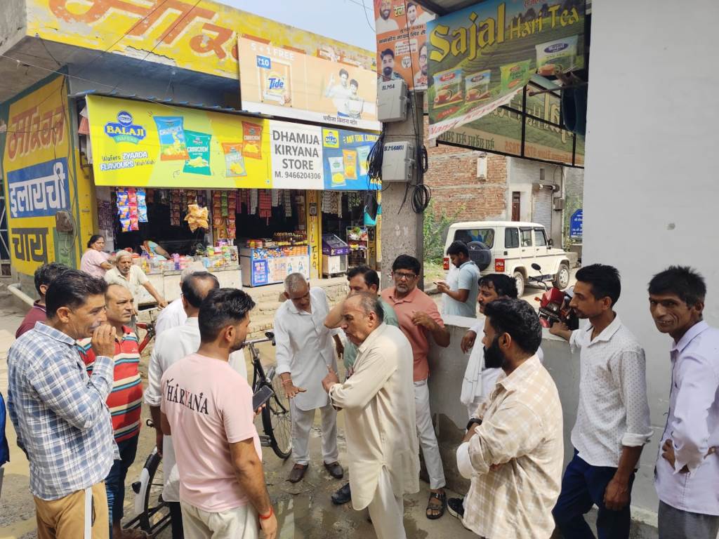 हांसी के वार्ड13 में सीवरेज व जलभराव की समस्या पर जनस्वास्थ्य एवं अभियांत्रिकी विभाग के एक्सईएन संजीव त्यागी ने किया निरीक्षण